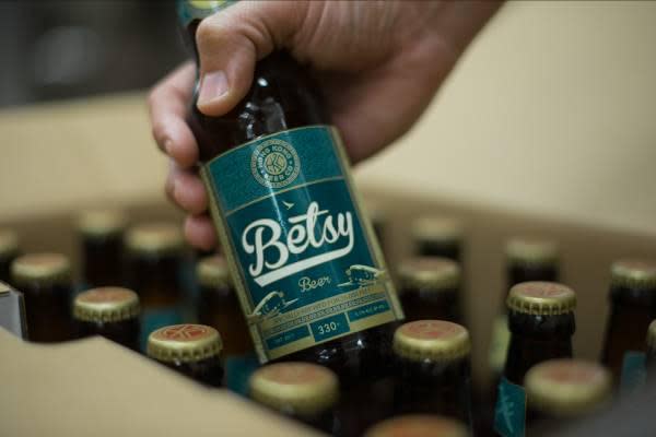 瓶裝的「Betsy Beer」是各方合作的成功產物。