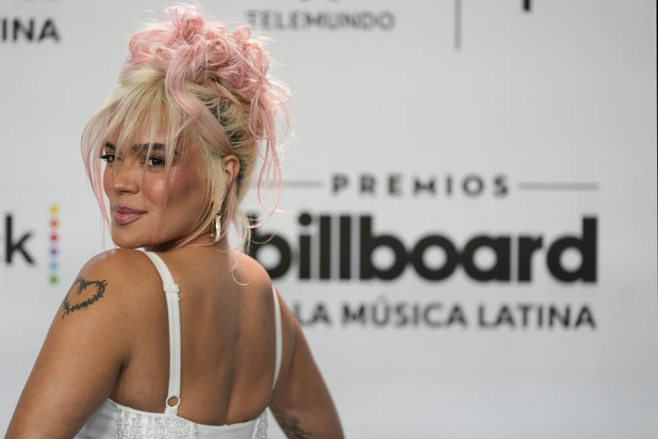 Karol G llega a los Premios Billboard de la Música Latina el jueves 5 de octubre de 2023, en Coral Gables, Florida. (Foto AP/Rebecca Blackwell)