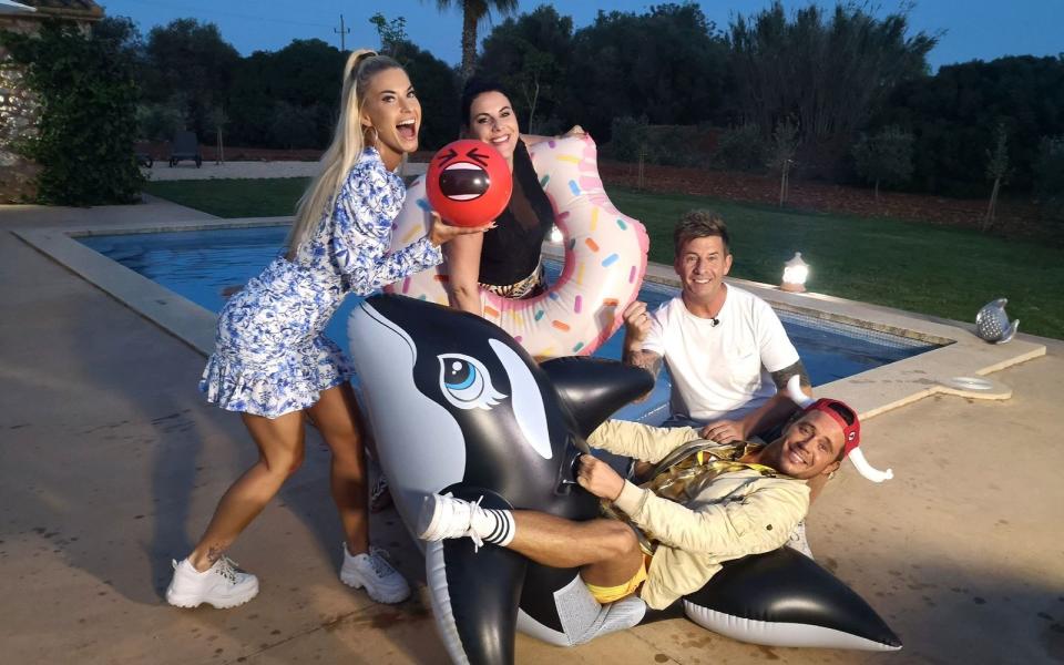 Ausgelassene Stimmung herrschte in der Mallorca-Runde nicht nur am Pool. (Bild: RTL / ITV Studios)