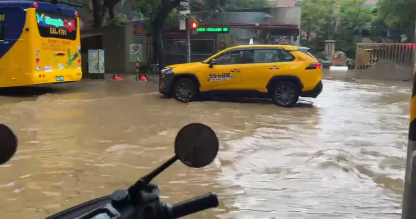 午後對流雲系旺盛，雙北大雷雨警戒，信義區傳出淹水災情。（圖／翻攝自信義區三兩事）