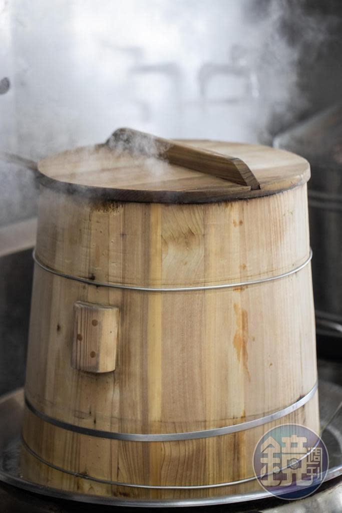 用木製炊斗蒸煮糯米，可以充分蒸散水氣，確保米飯鬆香。