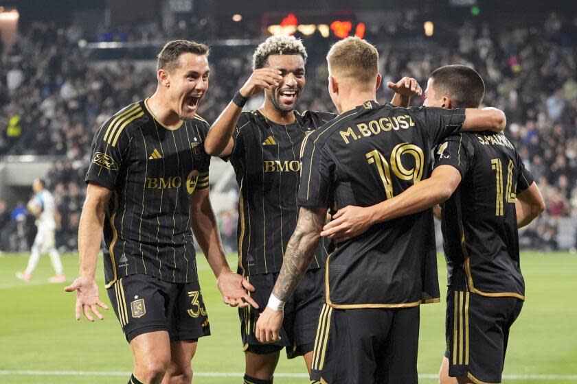 El mediocampista de Los Angeles FC Mateusz Bogusz (19) celebra su gol contra Minnesota United con, desde la izquierda, el defensor Aaron Long, el mediocampista Timothy Tillman y el defensor Sergi Palencia durante la segunda mitad de un partido de fútbol de la MLS el miércoles 29 de mayo de 2024 en Los Ángeles. .  (Foto AP/Ryan Sun)