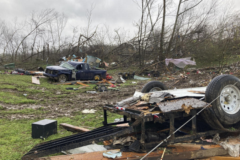 Una zona destrozada el miércoles 5 de abril de 2023 luego del paso de un tornado que azotó Glen Allen, Missouri, causando la muerte de varias personas y dejando un número indeterminado de heridos. (AP Foto/Jim Salter)
