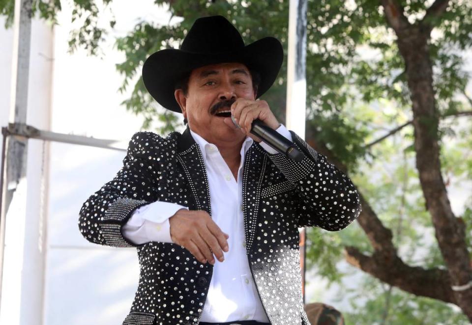 La leyenda del norteño Lorenzo de Monteclaro, de 84 años, cerró el espectáculo en la celebración de las Fiestas Patrias en el centro de Fresno, el 24 de septiembre de 2023. JUAN ESPARZA LOERA/jesparza@vidaenelvalle.com