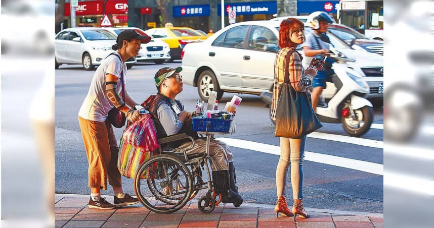 近幾年貧富差距持續惡化，Ｍ型化日趨明顯。（圖／報系資料照）