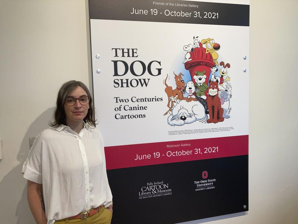 Anne Drozd, coordinadora del museo en la Biblioteca y Museo de la Caricatura Billy Ireland en la Universidad Estatal de Ohio junto a la entrada de la nueva exposición de la biblioteca "The Dog Show" el 24 de junio de 2021 en Columbus, Ohio. Drozd dijo que la exposición surgió cuando Brad Anderson, creador de la tira cómica Marmaduke, donó su colección en 2018, incluyendo 16.000 caricaturas originales de Marmaduke de 1954 a 2010. (Foto AP/Andrew Welsh-Huggins)