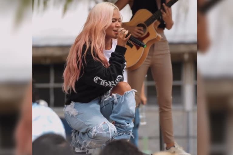 Karol G sorprendió con recitales en las cárceles de Colombia (La Nación)