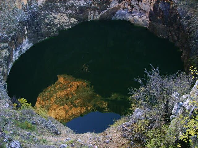 紅湖 (Photo by Martin Brož, License: CC BY 3.0, Wikimedia Commons提供)