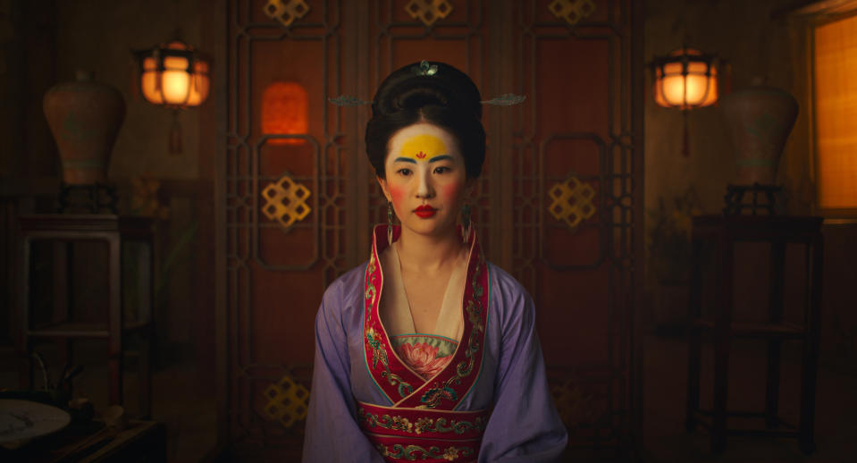 Yifei Liu interpreta a Mulan en la película "Mulan" en una imagen proporcionada por Disney. (Jasin Boland/Disney via AP)