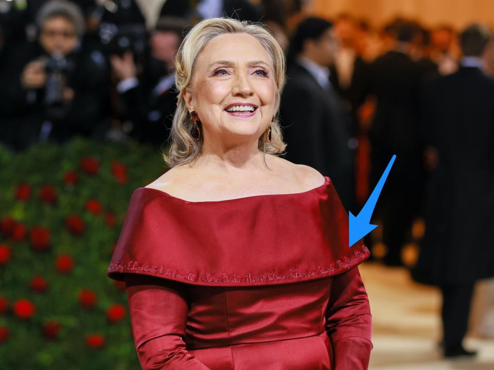 Hillary Clinton at the 2022 Met Gala with an arrow pointing at her dress.