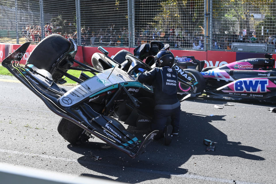 De Britse Mercedes-coureur George Russell crasht tijdens de Australische Formule 1 Grand Prix op het Albert Park-circuit in Melbourne op 24 maart 2024. (Foto door Paul Crock / AFP) / -- AFBEELDING BEPERKT VOOR EDITORIAAL GEBRUIK - STRIKT GEEN COMMERCIEEL GEBRUIK -- ( Foto door PAUL CROCK /AFP via Getty Images)