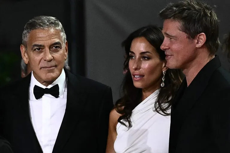 Brad Pitt llegó a la alfombra roja del festival de Venecia acompañado por su novia Ines de Ramon y junto a su amigo y compañero de elenco George Clooney