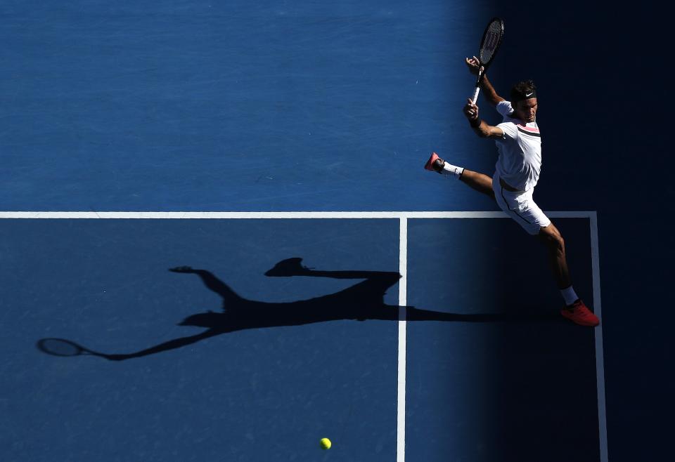 <p>Der Schweizer Tennisspieler Roger Federer ist in Aktion zu sehen. Federer spielte bei den Australian Open in Melbourne im Achtelfinale gegen den Ungarn Márton Fucsovics. Er konnte das Spiel mit 6:4, 7:6 und 6:2 klar für sich entscheiden. (Bild: REUTERS/Edgar Su) </p>