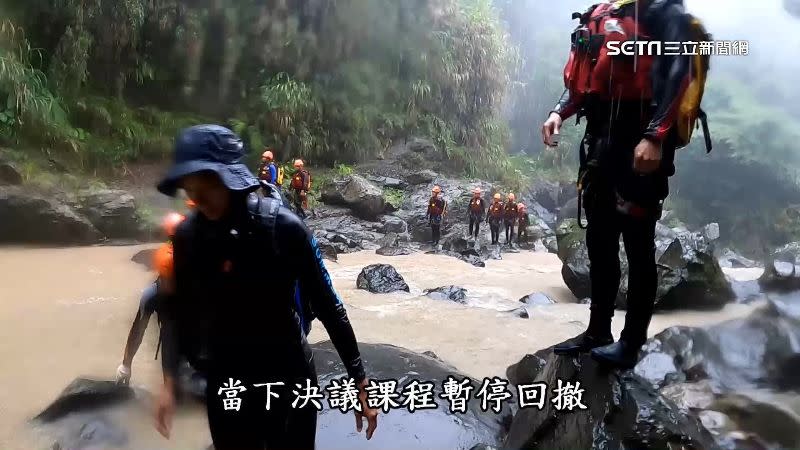 消防人員上山實地演練，一陣午後雷陣雨演練被迫喊卡。