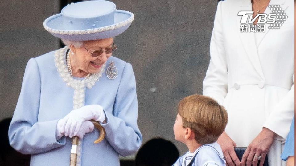女王在白金禧慶典上和路易王子交談，臉上掛著笑容。（圖／達志影像美聯社）
