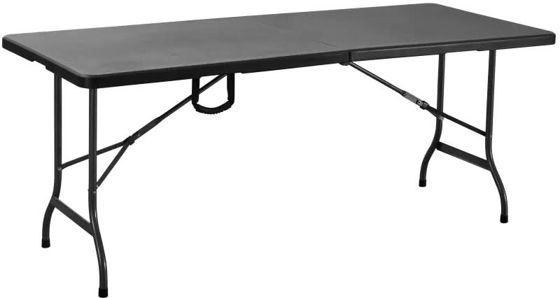 ▲特力屋六呎折疊長方桌，桌腳可收，對半折疊，方便搬移和收納。售價1490元。（圖／特力屋提供）