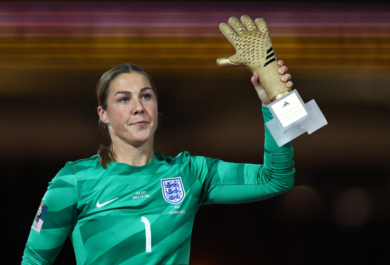 Soccer Football - FIFA Women's World Cup Australia and New Zealand 2023 - Final - Spain v England - Stadium Australia, Sydney, Australia - August 20, 2023 England's Mary Earps celebrates with the golden gloves award REUTERS/Hannah Mckay