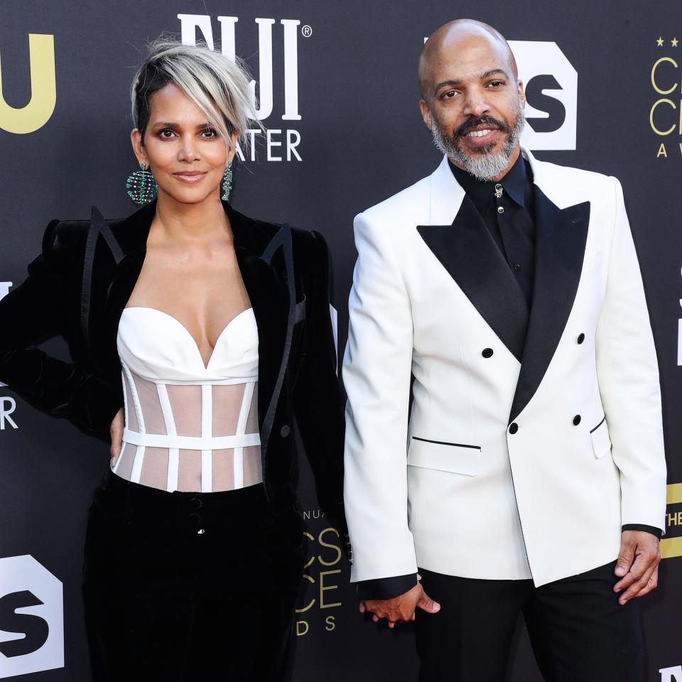 Halle Berry Rocks Her Natural Hair in Striking Selfie My Man Loves This 314 Halle Berry 319