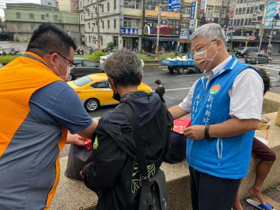 竹縣府社會處長李國祿代表縣長楊文科前往新豐火車站前發放秋季衣物、關懷物資、愛心月餅及發放秋節禮金五百元。（記者彭新茹攝）