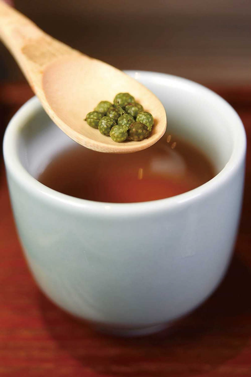 中醫師鄒瑋倫建議，若想調理腸胃功能，可飲用「花椒紅茶」，藉此達到溫胃、消臭的功效。（圖／報系資料庫）
