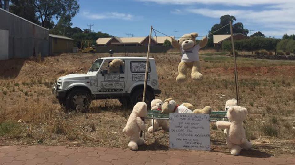 How the bears were displayed before the vandalism. Source: Facebook/Kapunda Mechanical Repairs