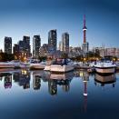 <p><b>12 − Toronto − </b>La ciudad más grande de Canadá detenta 850.000 millones de dólares. Su alto grado de desarrollo en varios sectores como la inmobiliaria, las telecomunicaciones, los medios de comunicación, los transportes y las finanzas la convierten en un importante centro financiero a nivel mundial.</p>