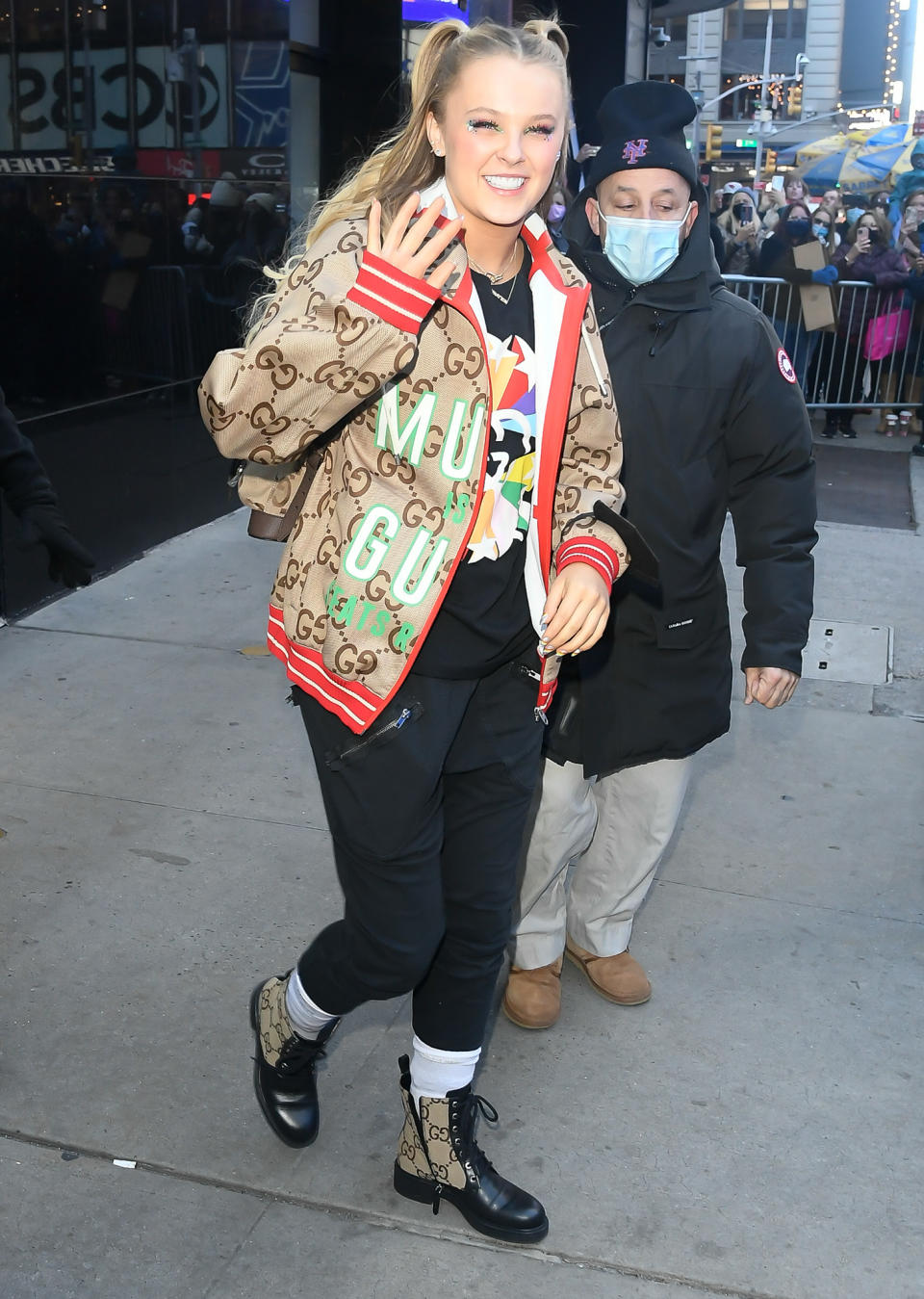 <p>JoJo Siwa smiles while arriving to the <em>Good Morning America</em> studios in N.Y.C. on Nov. 23. </p>