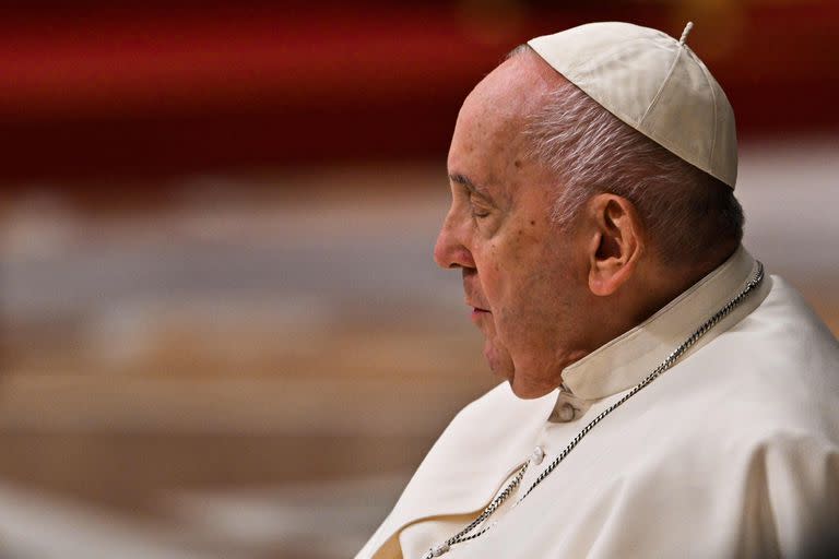 El papa Francisco, al dejar la Basílica de San Pedro tras la misa en la vigilia pascual. (Andreas SOLARO / AFP)