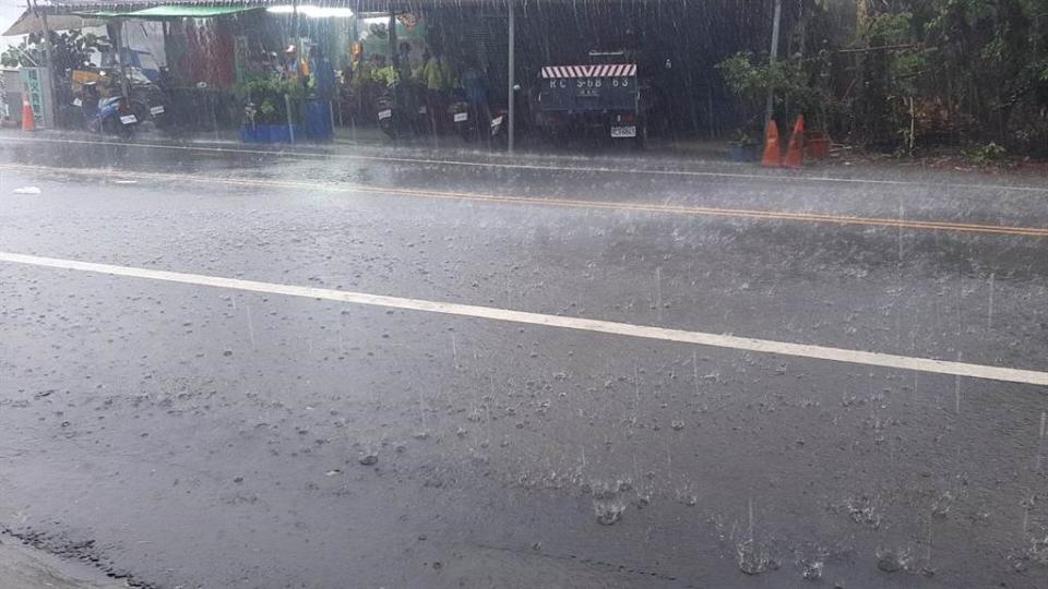 高雄24日降下傾盆大雨。（圖／摘自陳其邁臉書）