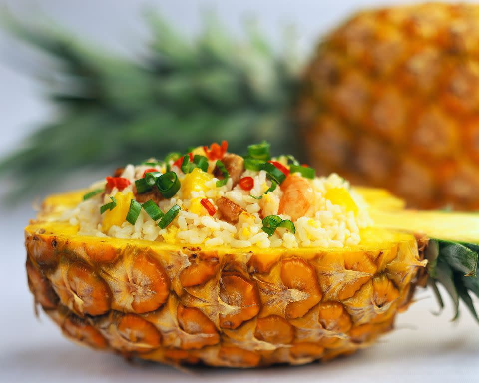 Atrévete a mezclar sabores y preparar platos tan sabrosos y exóticos como esta ensalada de piña con pollo y verduritas. (Foto: Getty)