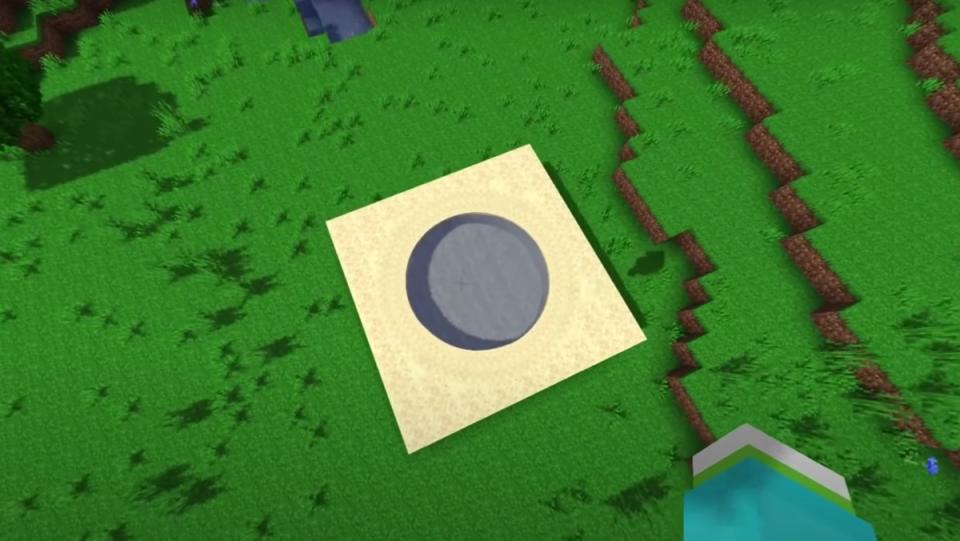 Perfect minecraft circle build - a pool in green Minecraft grass