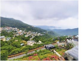 九份山城因地勢崎嶇，山路起伏，別有一番風味。⊙攝影／羅辛