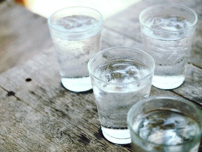 Hydration is key to staying well in the heat. <a href="https://www.gettyimages.com/detail/photo/drinking-glasses-on-wooden-table-royalty-free-image/558302225" rel="nofollow noopener" target="_blank" data-ylk="slk:Nawarit Rittiyotee/ EyeEm via Getty Images;elm:context_link;itc:0" class="link ">Nawarit Rittiyotee/ EyeEm via Getty Images</a>