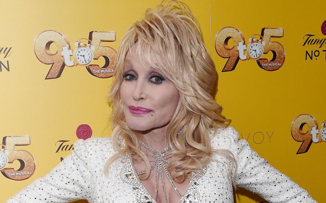 Dolly Parton trauert um ihre Country-Kollegin Naomi Judd. Auf Instagram verabschiedete sie sich nun von ihrer Freundin. (Bild: 2019 Getty Images/Eamonn M. McCormack)