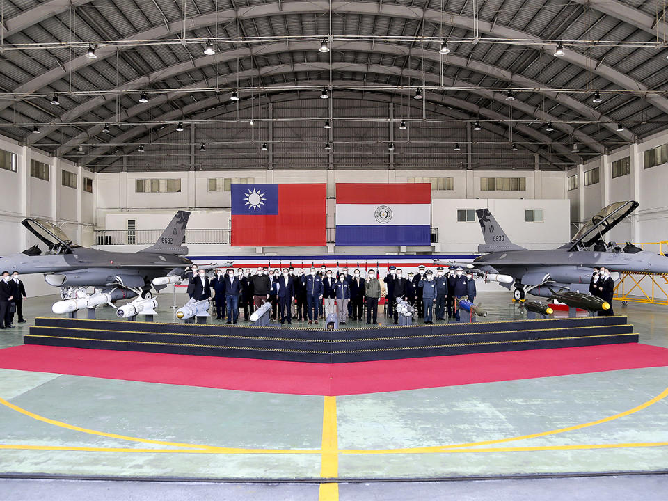 總統蔡英文邀請到訪的巴拉圭總統阿布鐸前往東部花蓮空軍基地參訪，廠棚內掛出巨幅兩國國旗。（圖：總統府提供）