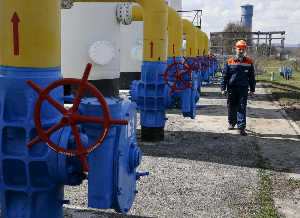 Työntekijä kulkee lähellä venttiileitä ja putkia kaasukompressoriasemalla Boyarkan kylässä Kiovan ulkopuolella 22. huhtikuuta 2015. Venäjän suurin maakaasun tuottaja Gazprom sanoi keskiviikkona, että Venäjän kaasutoimituksiin liittyvät ongelmat Ukrainan kapinallisten hallitsemille itäisille alueille ovat edelleen ratkaisematta. ja että ukrainalainen energiayhtiö Naftogaz on sille velkaa 174,2 miljoonaa dollaria näistä toimituksista.  REUTERS/Gleb Garanich