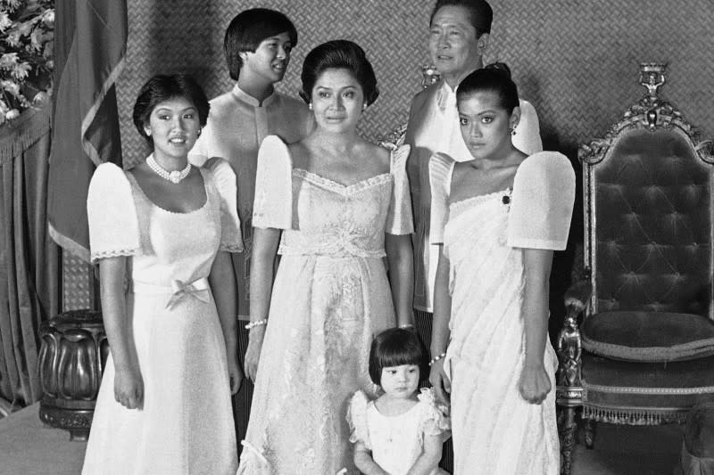 2022年菲律賓總統大選，候選人小馬可仕（Bongbong Marcos）幼年全家福照片，攝於1981年（AP）