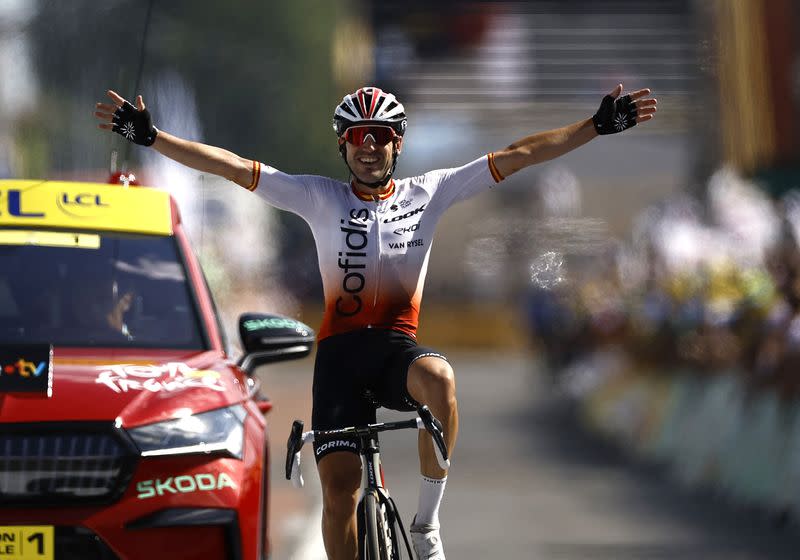 Foto del jueves del pedalista del Cofidis Ion Izagirre Insausti celebrando tras ganar la etapa 12 del Tour de Francia