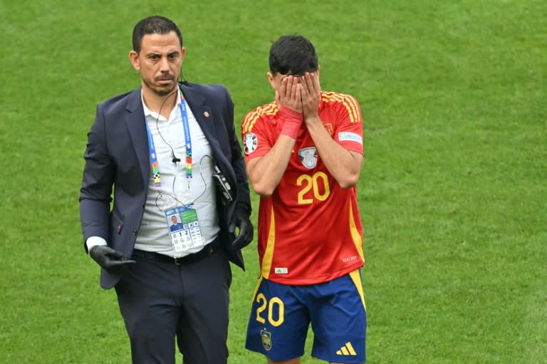 El centrocampista Pedri (derecha) abandona el terreno de juego entre lágrimas tras lesionarse en el partido de cuartos de final de la Eurocopa-2024 contra Alemania, el 5 de julio de 2024 en Stuttgart. (Miguel MEDINA)