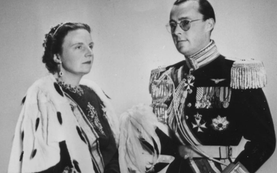 <p>Dabei war doch schon Beatrix' Vater Prinz Bernard ein Deutscher. Bevor seine Frau Juliana 1948 Königin der Niederlande wurde, lautete sein Name Bernhard zur Lippe-Biesterfeld. Geboren wurde der Adelige in Jena, er verbrachte seine Jugend aber in Posen. (Bild: Central Press/Hulton Archive/Getty Images)</p> 