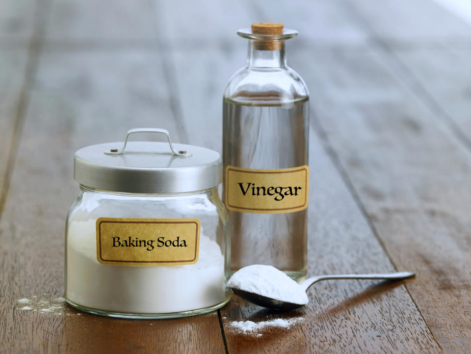 baking soda with white vinegar