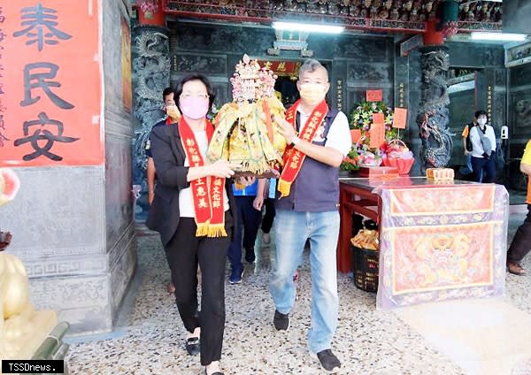 縣長王惠美歡迎鄉親朋友們，相揪鬥陣來彰化，一起拜媽祖、求平安。（記者方一成攝）