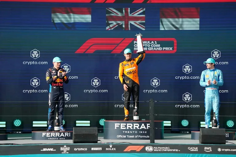 El podio de Miami, con Lando Norris al tope, acompañado por Max Verstappen, segundo, y Charles Leclerc, tercero