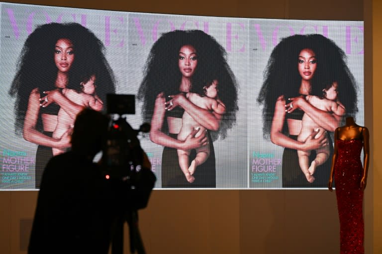 Un periodista toma imágenes de una portada de la modelo Naomi Campbell durante la exposición dedicada a su carrera en el museo Victoria & Albert, el 19 de junio de 2024 en Londres (Justin Tallis)