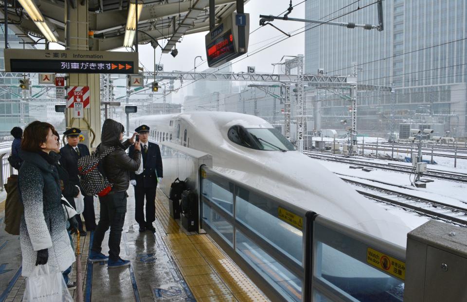 日本氣象廳3日指出，關東甲信地方2月5日到6日受低壓影響，包括東京市區在內的平地有機會降下「警報級大雪」，交通將受影響。JR東日本公司2日已提前預警「屆時列車有可能發生嚴重誤點情況」。圖為一列子彈列車抵達JR東京站。（資料照／AFP/Getty Images）