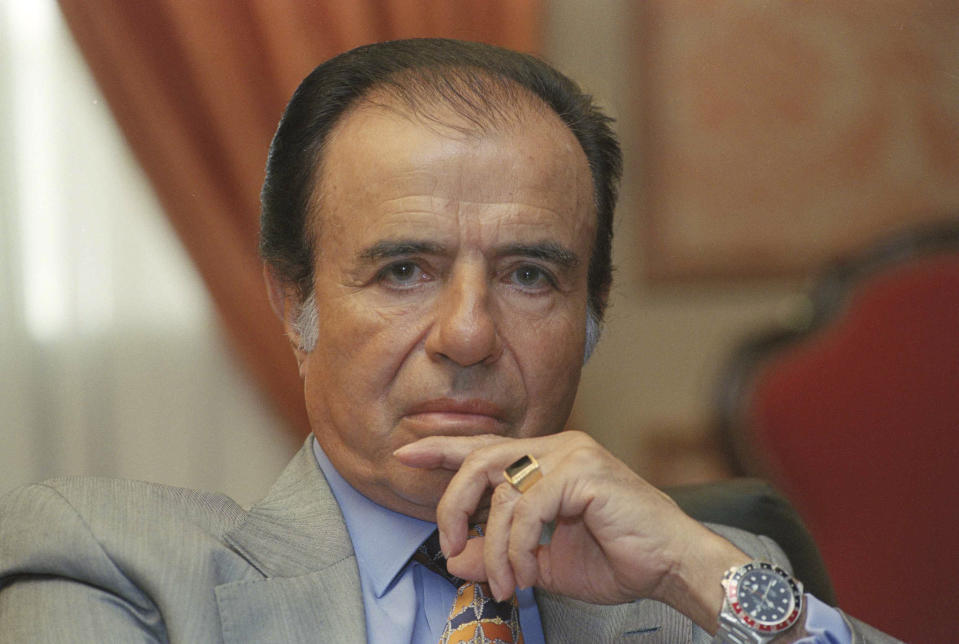 En esta foto de archivo del 28 de octubre de 1997, el presidente de Argentina, Carlos Menem, habla con periodistas en Buenos Aires, Argentina. El exmandatario peronista falleció el domingo 14 de febrero a los 90 años, después de haber estado hospitalizado por una infección urinaria. (Foto AP/Daniel Muzio, archivo)