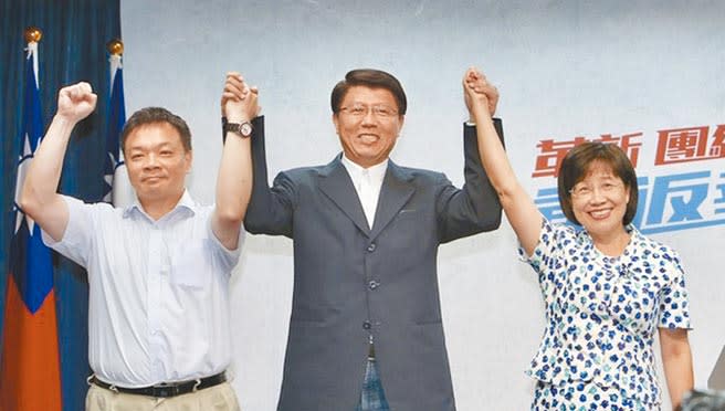 2022年台南市長選舉，國民黨至今尚無人表態，前行政院政務委員高思博（左）與台南市議員謝龍介（中）最常被點名。（本報資料照片）