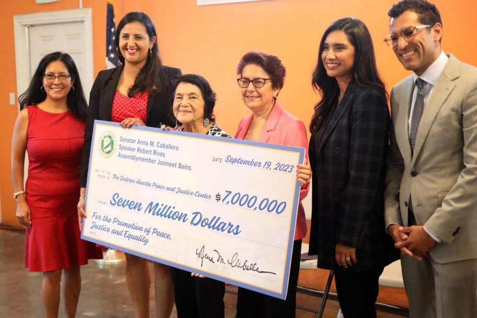 El futuro Dolores Huerta Peace and Justice Cultural Center en Bakersfield recibe $7 millones extra del Estado. En la foto: La hija de Dolores Huerta, Camila Chávez; la asambleísta doctora Jasmeet Bains, demócrata de Delano; Dolores Huerta; la senadora estatal Anna Caballero demócrata de Merced; la asambleísta Sabrina Cervantes, presidenta del Caucus Legislativo Latino, y el presidente de la Asamblea, Robert Rivas. María G. Ortiz-Briones/mortizbriones@vidaenelvalle.com