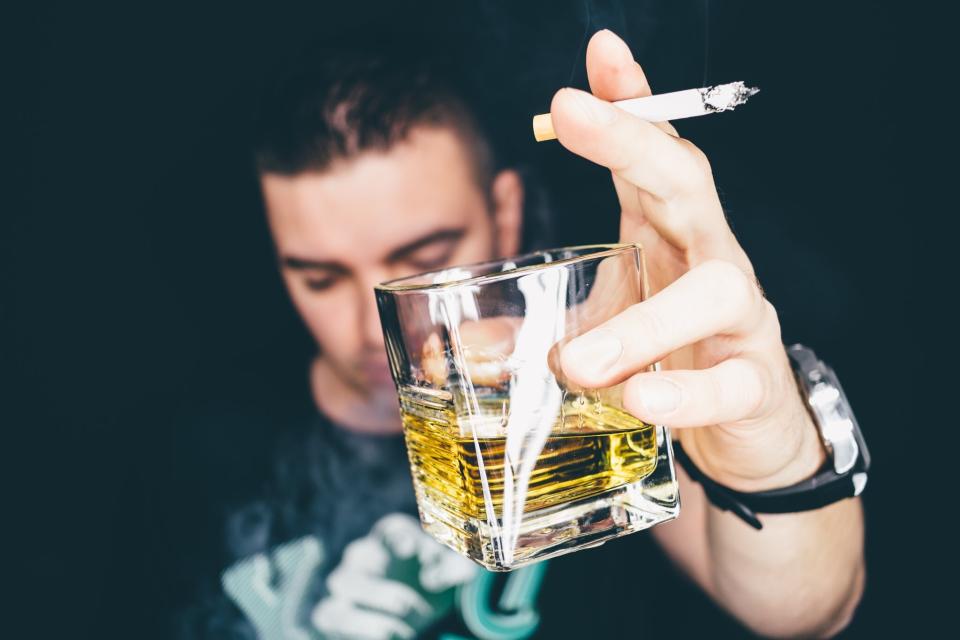 El abuso del tabaco y el alcohol tiene consecuencias en la edad del cerebro. Foto: Getty Images. 