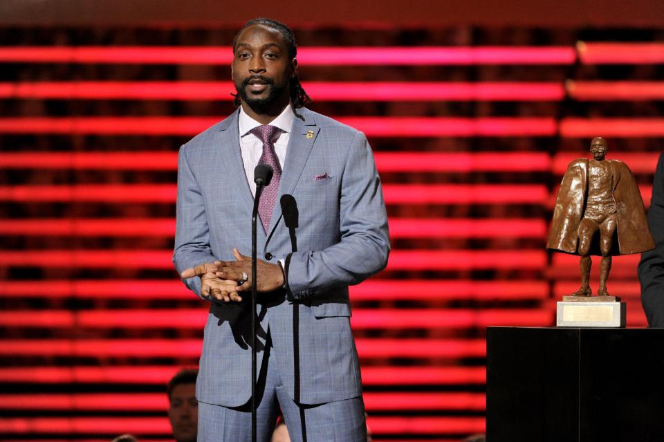 Charles Tillman of the Chicago Bears accepts the award for Walter Payton NFL Man of the Year in 2014. (AP)